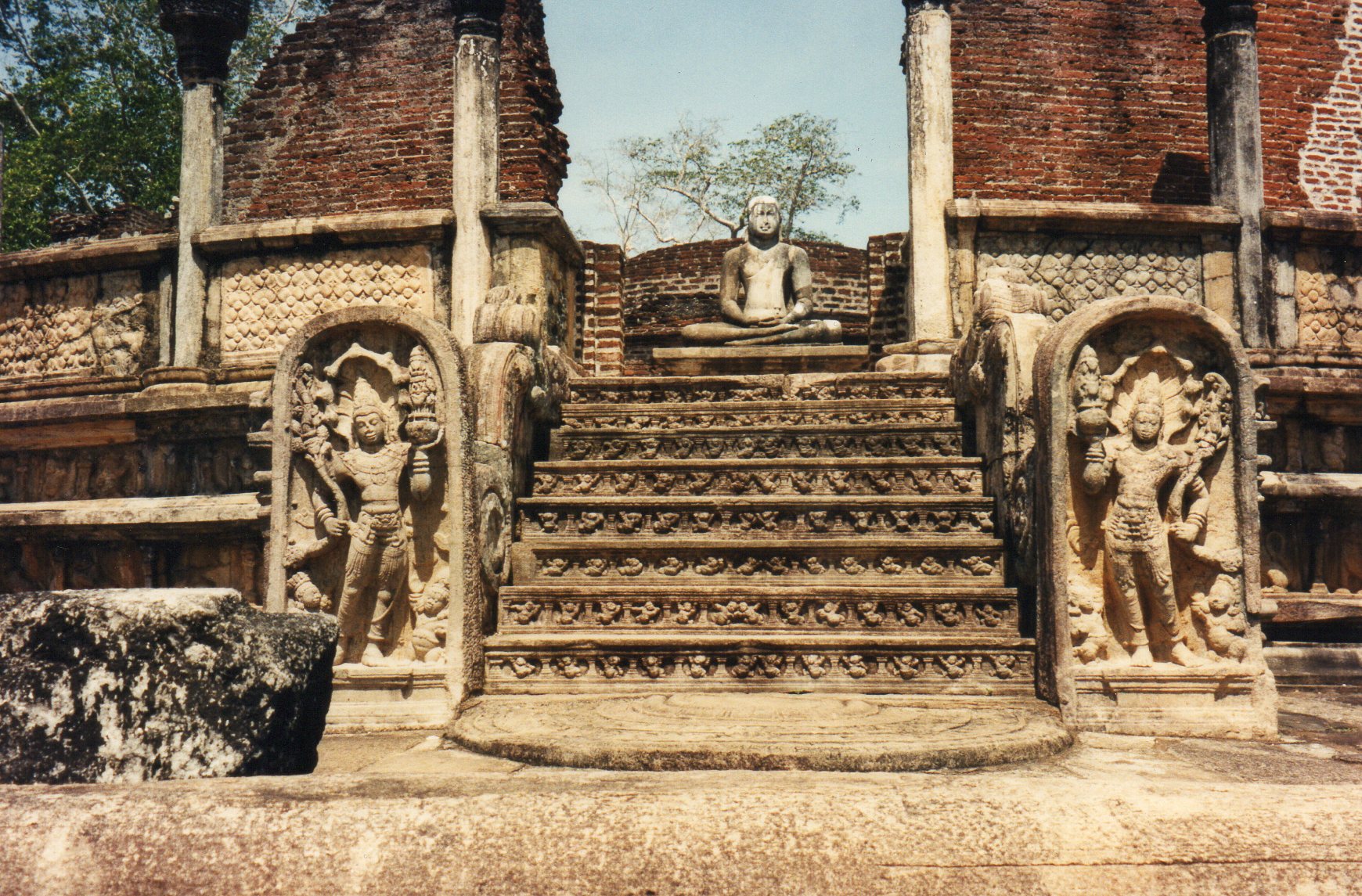 heritage-vatadage-stairs-ruins-polonnaruwa-sri-lanka