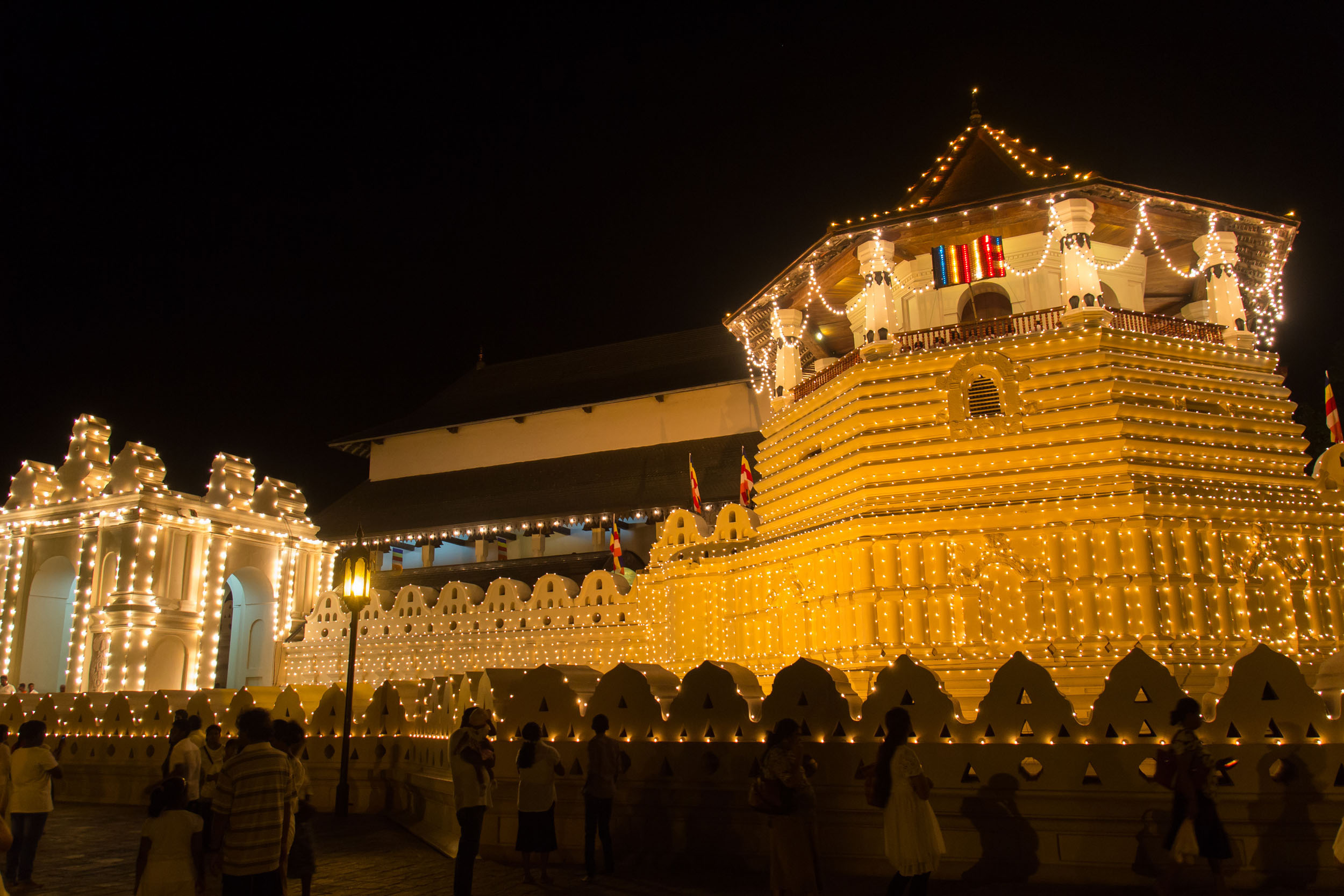 kandy-temple-of-the-tooth-sri-lanka